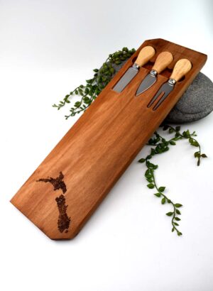 Rimu Board with knives (NZ Map) - Lynch Wood Creations