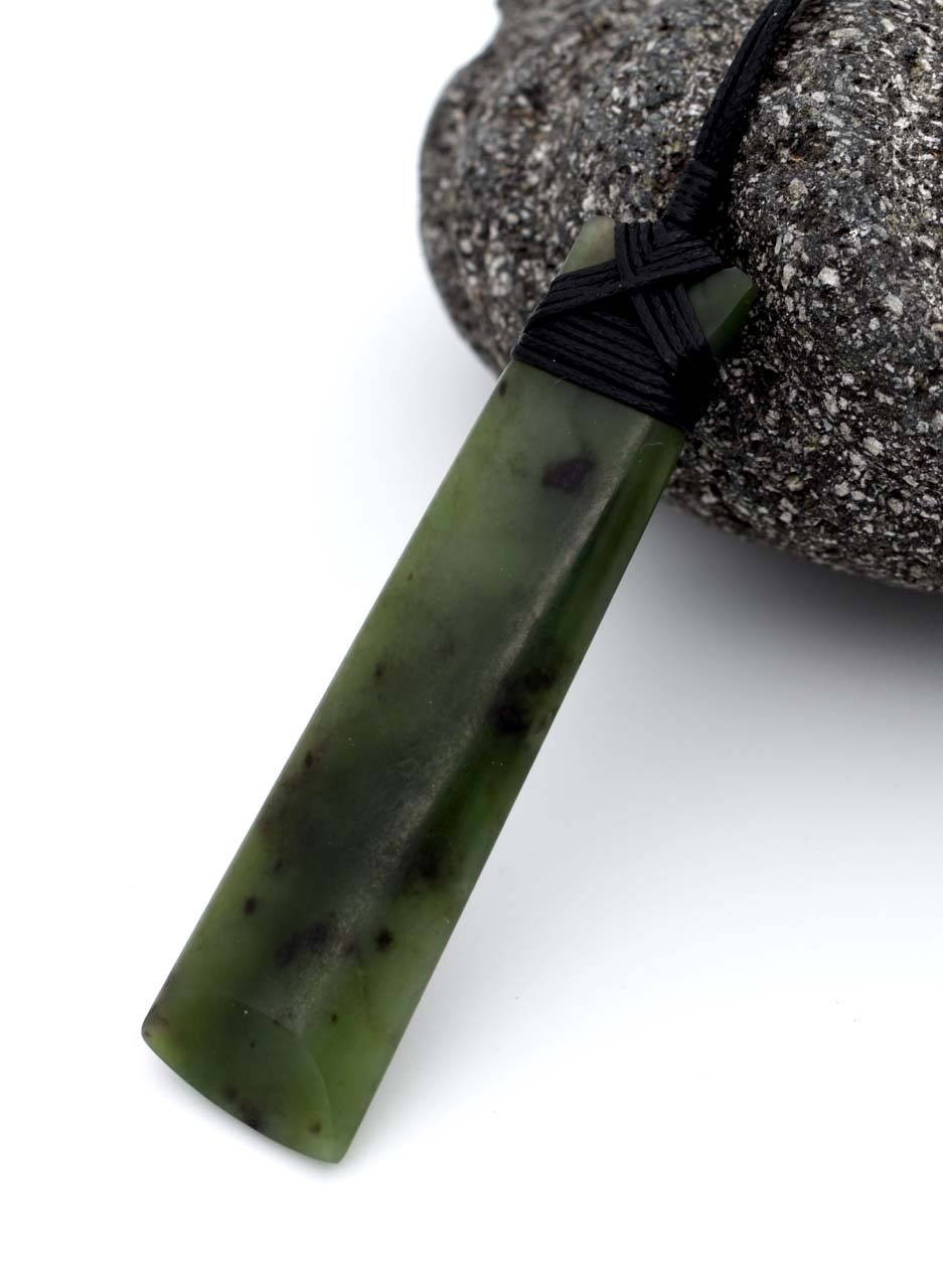 Kawakawa Pounamu Toki Pendant – Carved by Tony Lusty