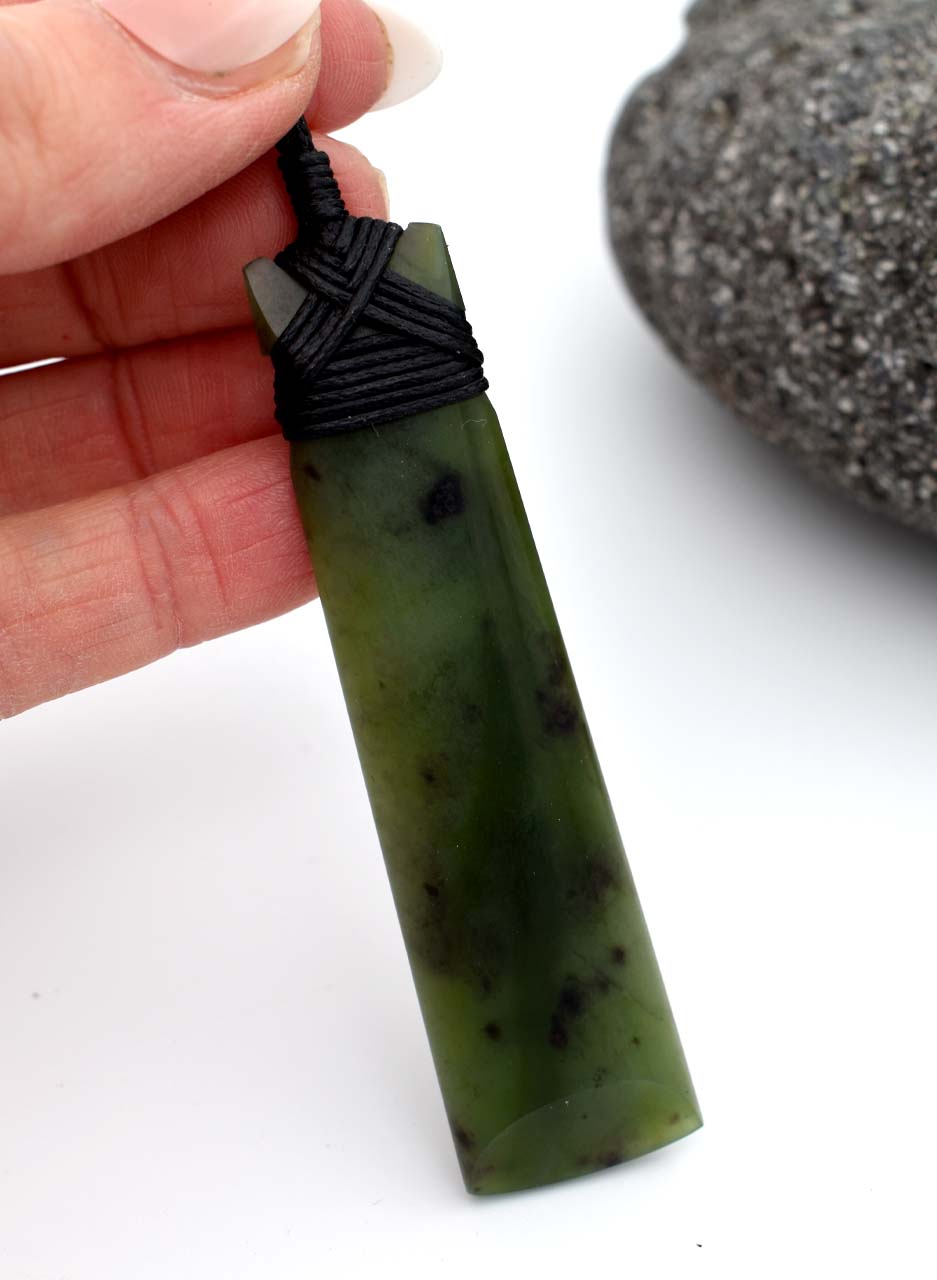Kawakawa Pounamu Toki Pendant – Carved by Tony Lusty - Image 2